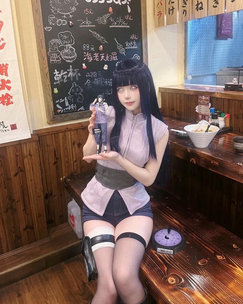 cosplay hinata ngồi ăn mì trong quán