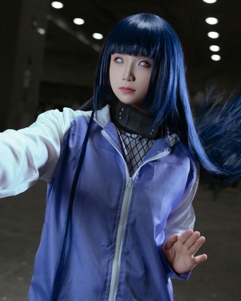 cosplay hinata ngồi trên ghế đá ngoài trời