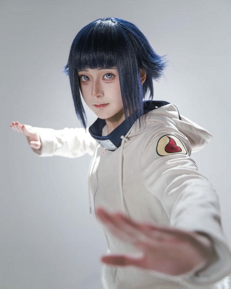 cosplay hinata nhìn nghiêng tạo dáng chiến đấu