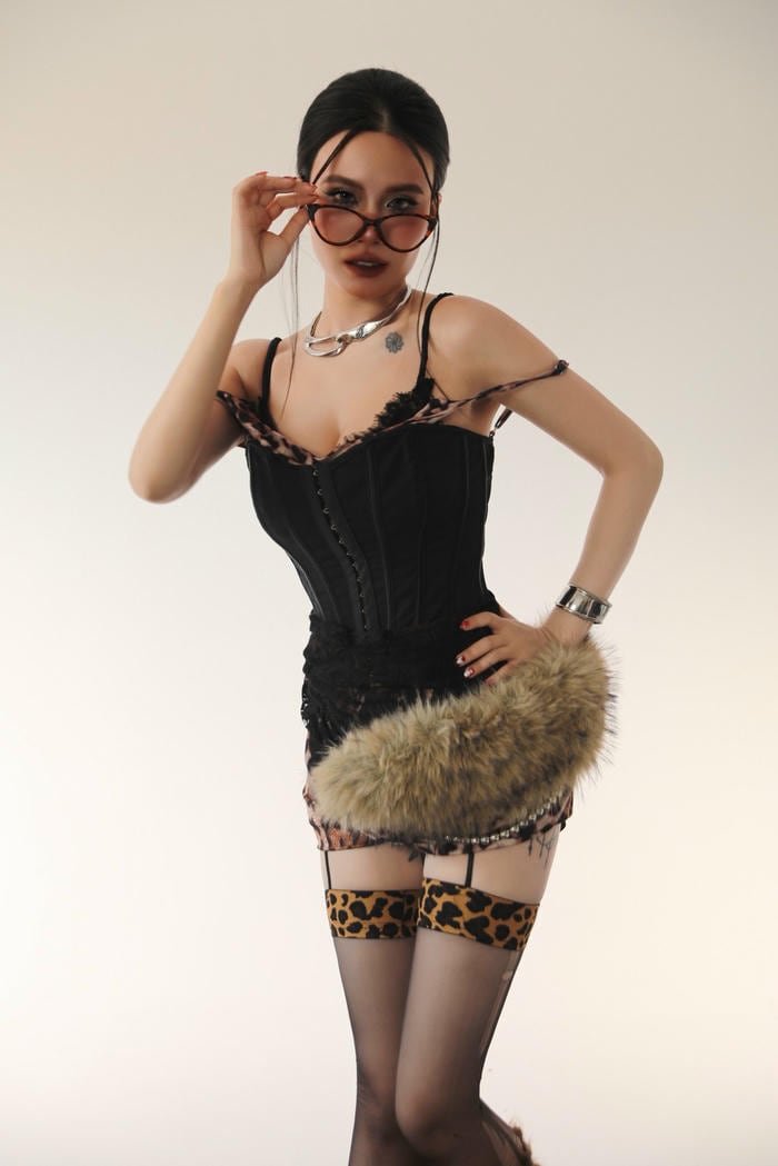 dáng đứng thoải mái của linh miu bikini