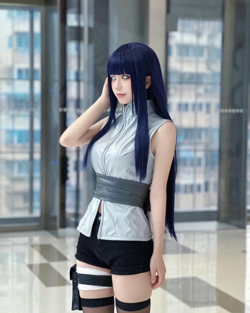 hinata hyuga đứng trong nhà kính cây xanh