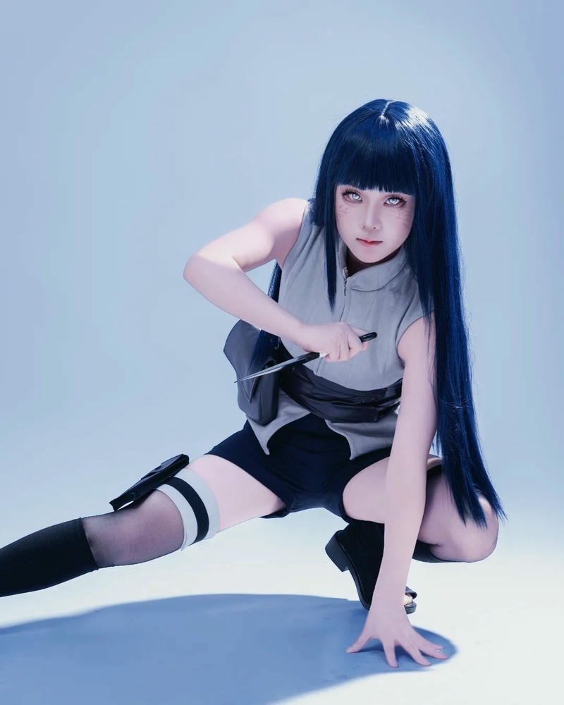 hinata hyuga ngồi bệt trên nền trắng