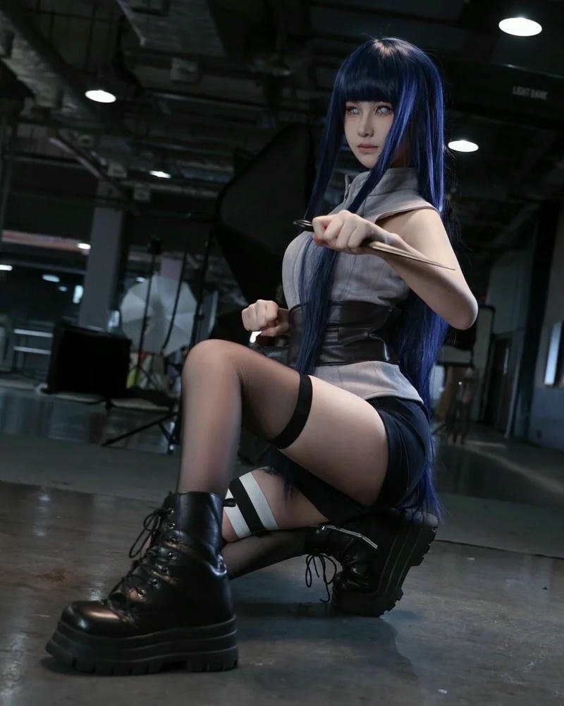 hinata hyuga ngồi trên ghế trong quán cà phê