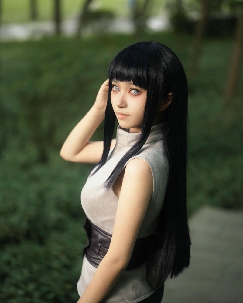 hinata hyuga nhìn nghiêng trong công viên