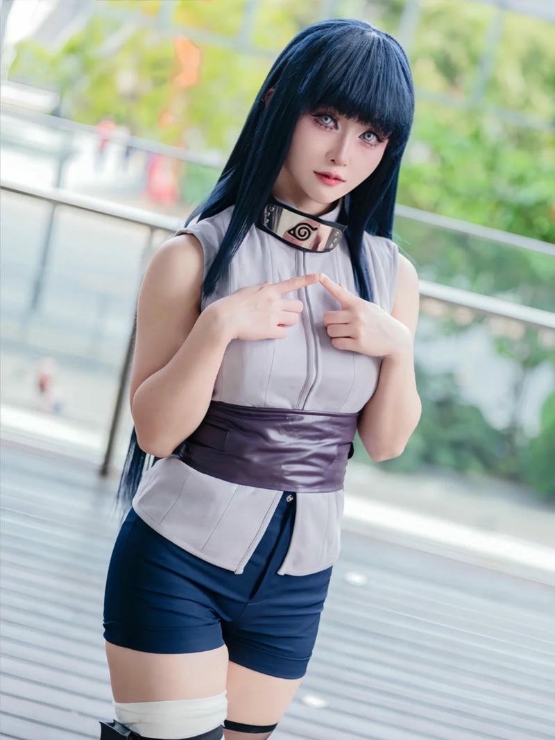 hinata hyuga tóc dài đứng bên cửa sổ