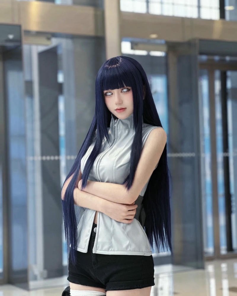 hinata tóc dài đứng khoanh tay nhìn thẳng