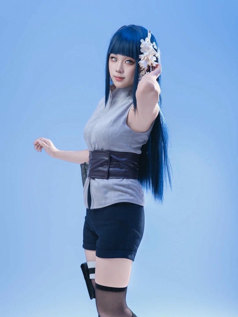 hinata tóc dài đứng tạo dáng bên tường