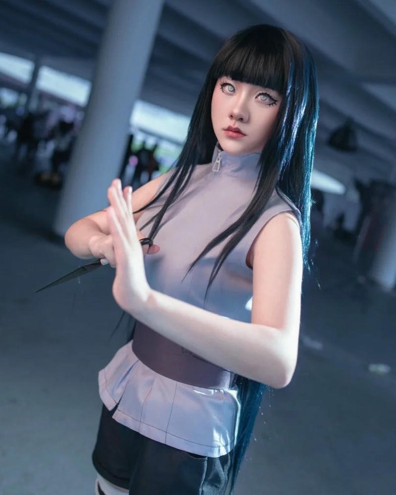 hinata tóc ngắn tạo dáng chiến đấu ở bãi đỗ