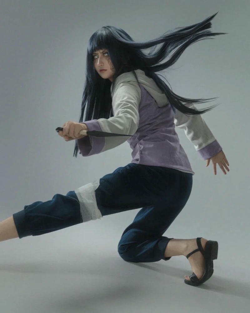 hinata tóc ngắn tạo dáng chiến đấu thấp