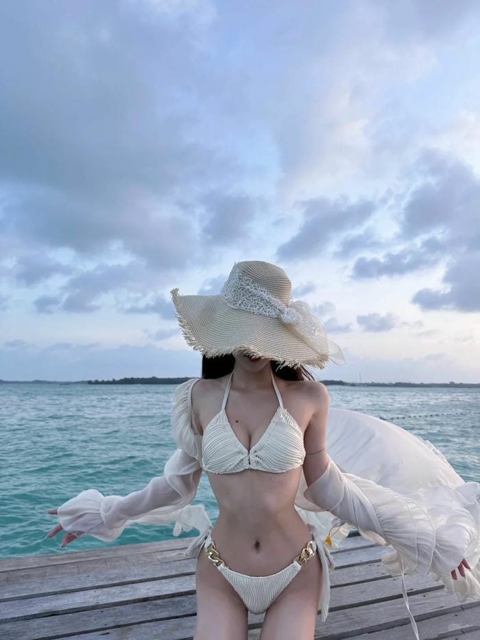 hình ảnh gái xinh bikini ánh mắt tự tin