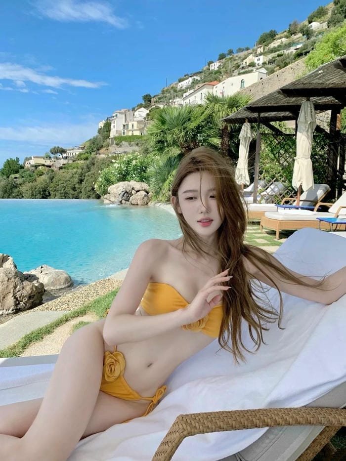 hình ảnh gái xinh bikini thể hiện vẻ tươi tắn