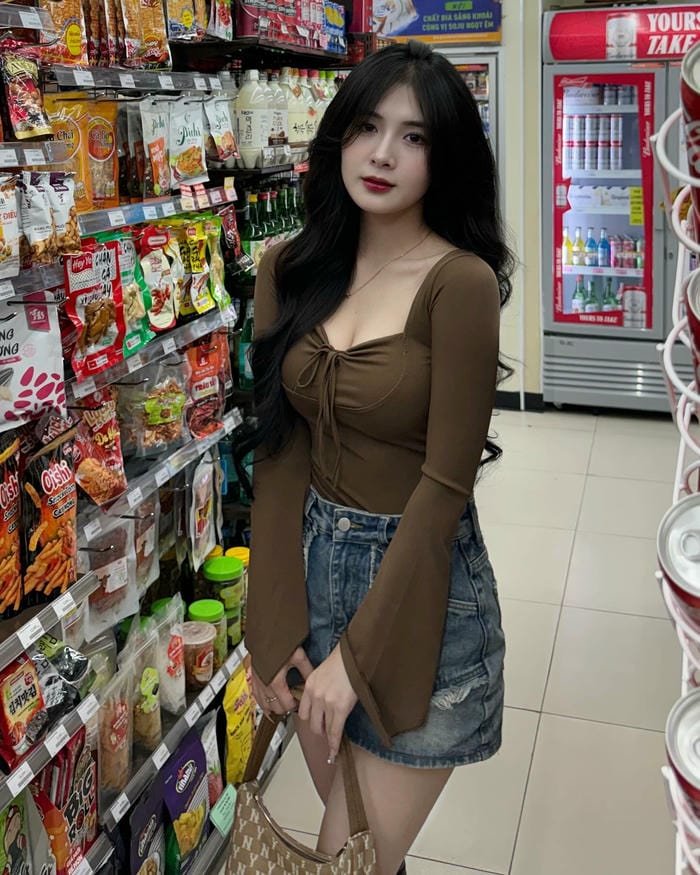 hot tiktoker quỳnh alee bikini dáng chụp toàn thân