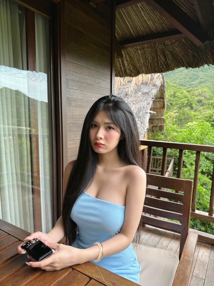 khuôn mặt dễ thương quỳnh alee bikini