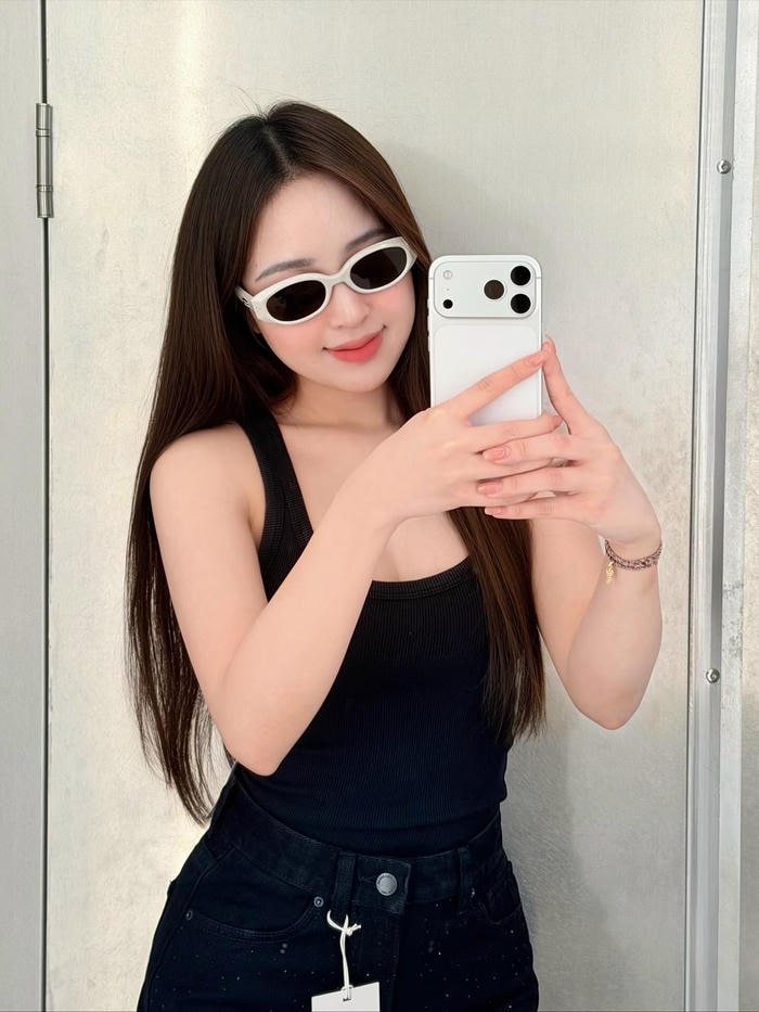 tạo dáng thu hút ánh nhìn lê phương anh bikini sexy