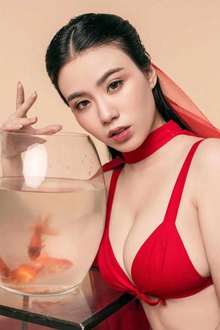 thần sắc rạng rỡ linh miu bikini