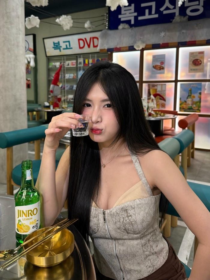 vẻ mặt gợi cảm của quỳnh alee bikini