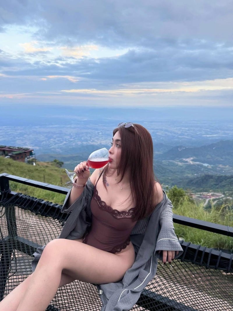 Ảnh gái xinh nóng bỏng với dáng ngồi tự tin nổi bật