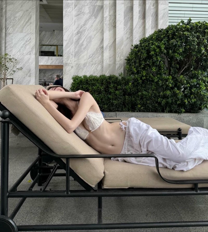 Ánh nắng làm nổi bật thân hình quyến rũ tự nhiên