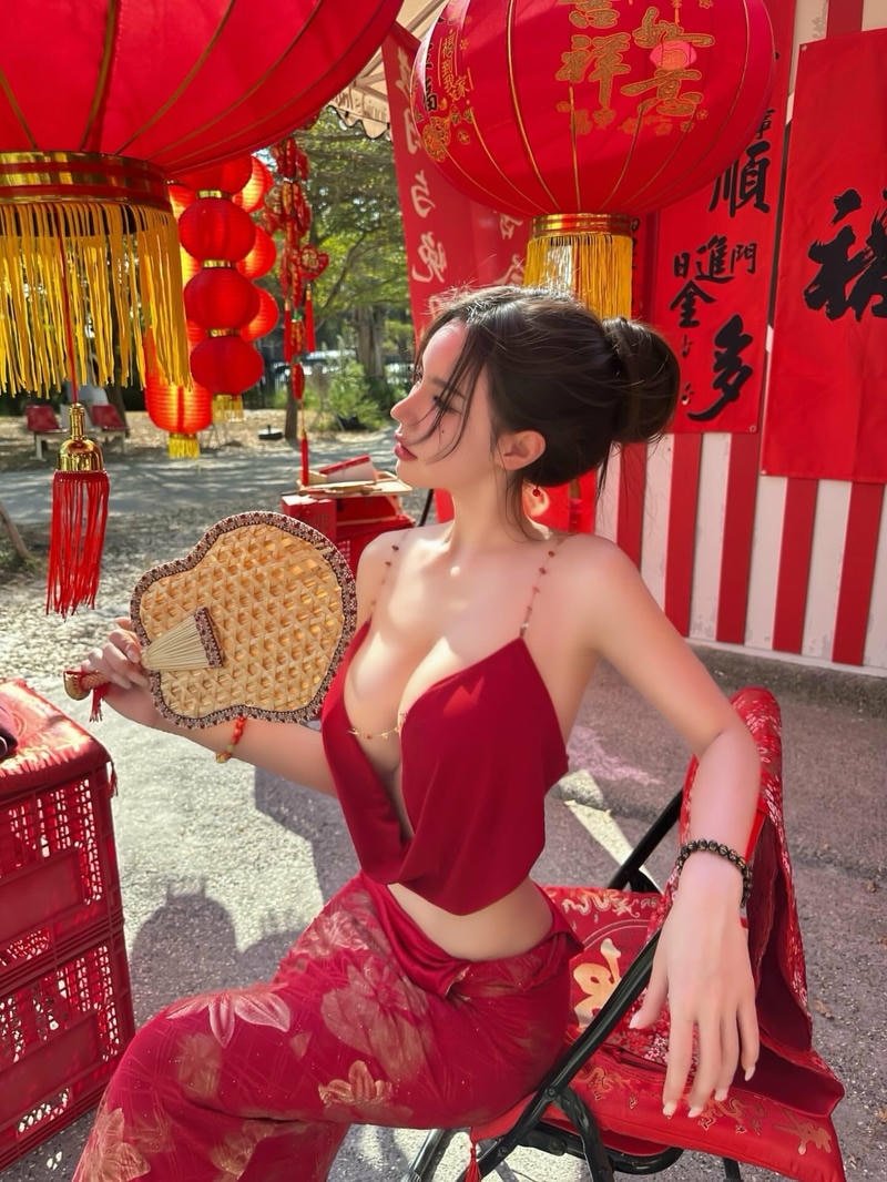 Cô gái tạo dáng nhẹ nhàng bên làn nước xanh