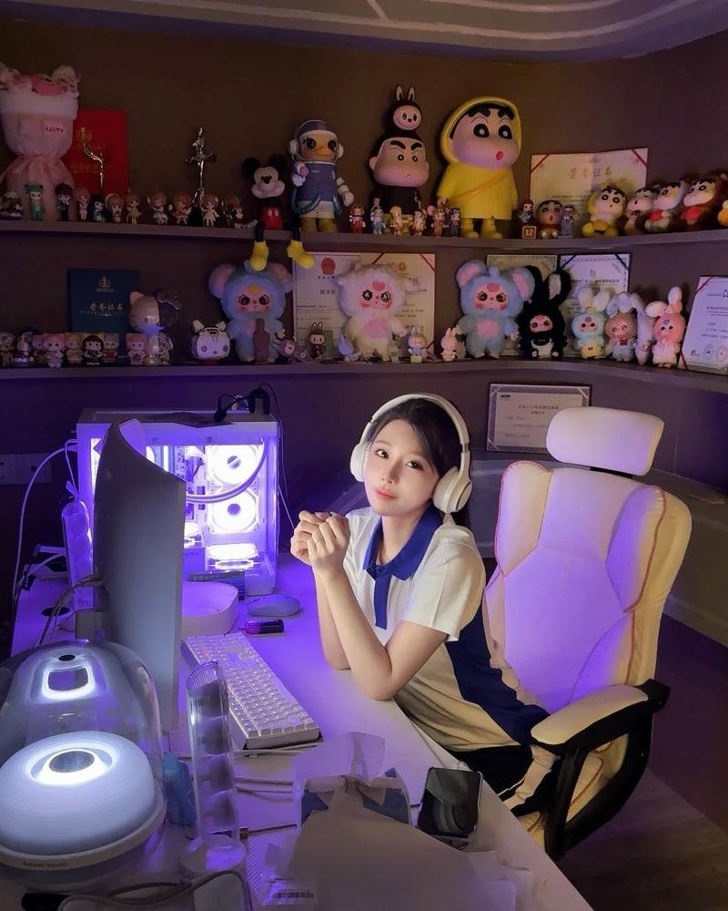 Cosplay nhân vật nữ sinh góc gaming