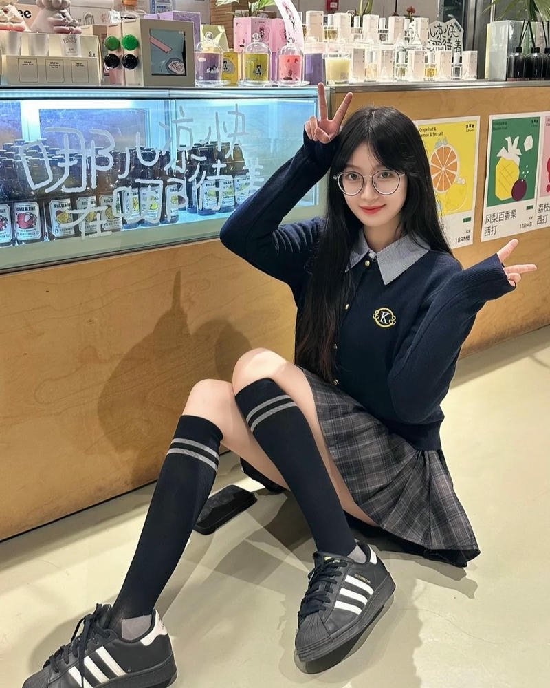 Cosplay nữ sinh tạo dáng linh hoạt đầy năng động