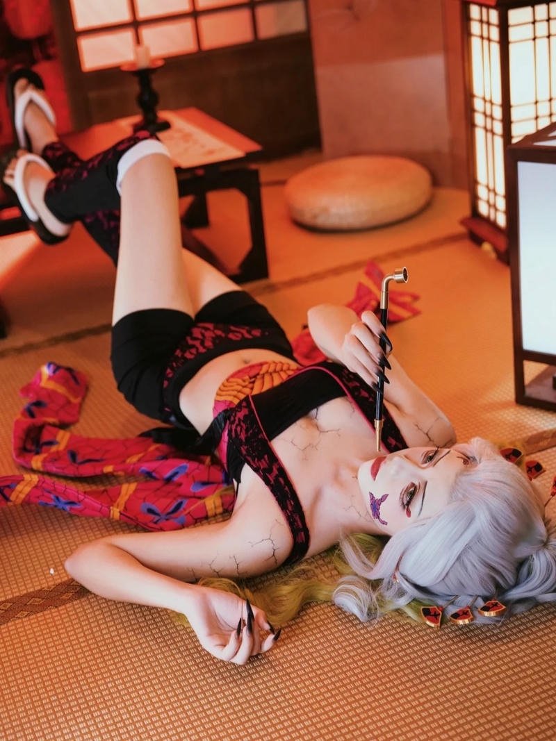 Daki cosplay tạo dáng uyển chuyển giàu nghệ thuật