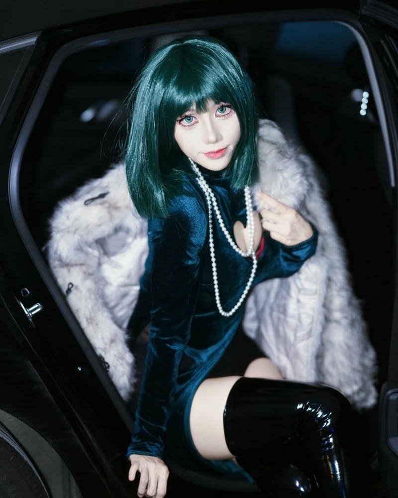 Fubuki cosplay thần thái băng giá đầy lôi cuốn