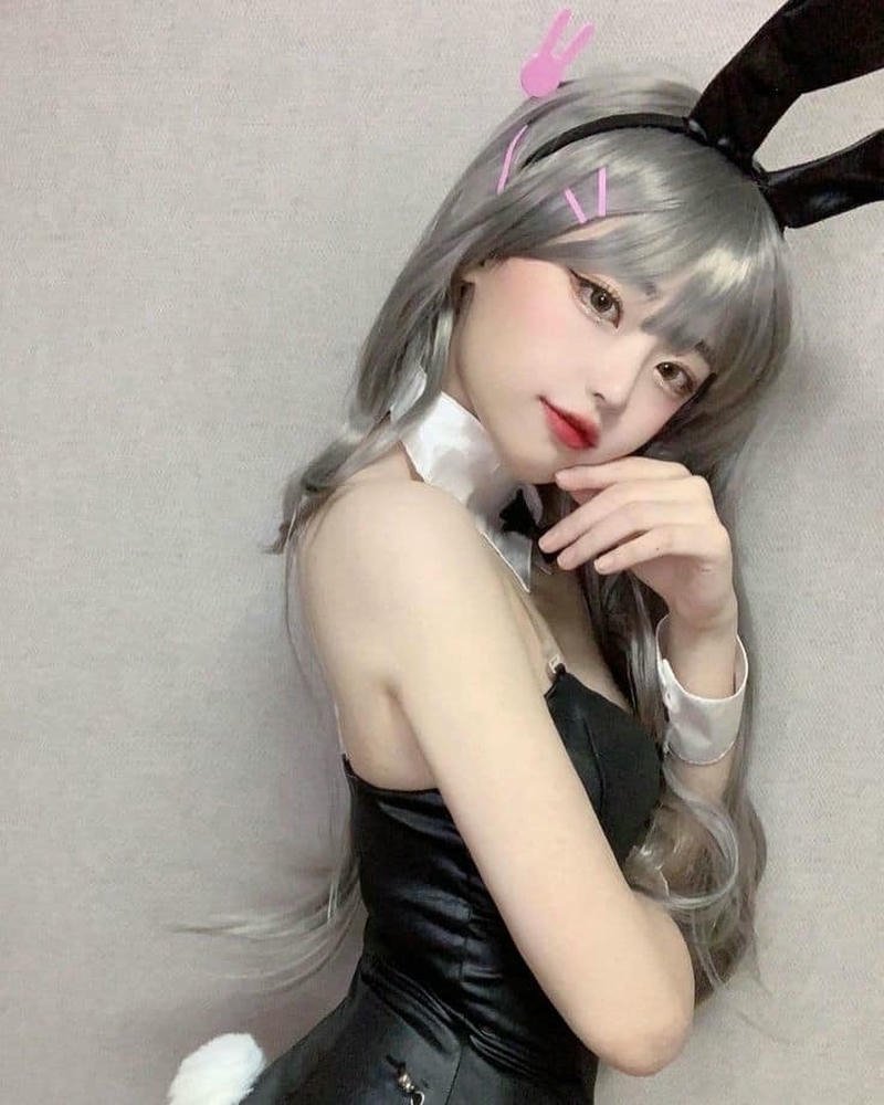 Hina cosplay tạo dáng nhẹ nhàng đậm chất riêng