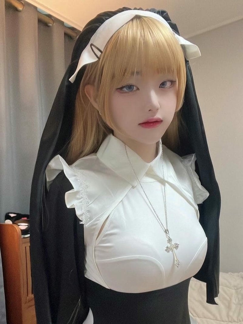 Hina cosplay thần sắc nổi bật đầy bản sắc