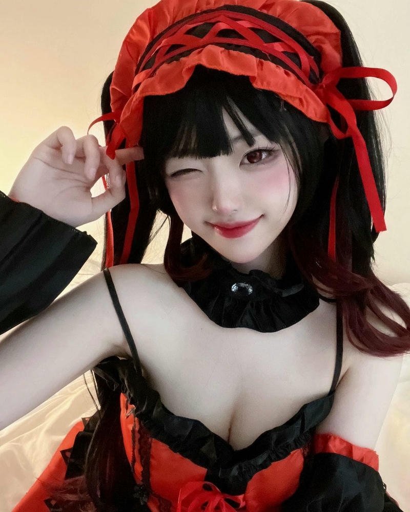 Hina cosplay thần thái khác biệt đậm cá tính