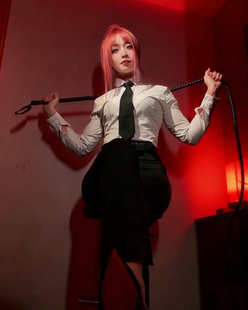 Hình tượng Makima cosplay ánh nhìn sắc lạnh nổi bật