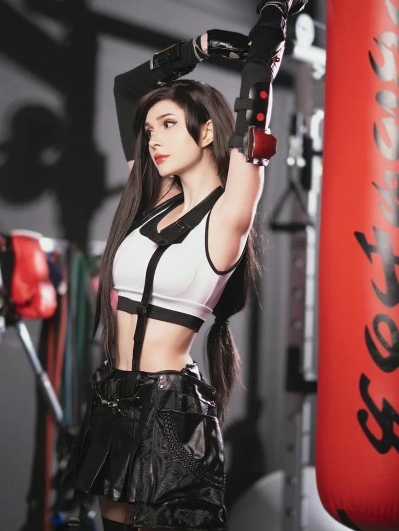 Hóa thân Tifa thể hiện phong thái mạnh mẽ và cuốn hút