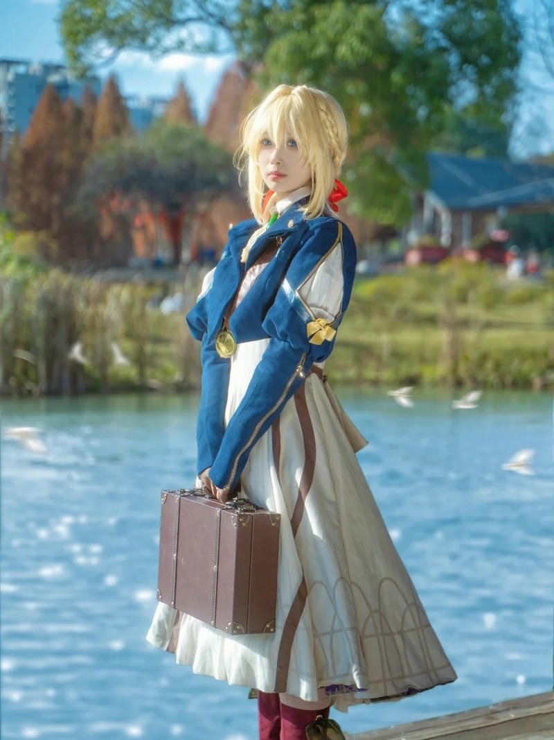 Hóa thân Violet Evergarden mang vẻ dịu dàng cuốn hút