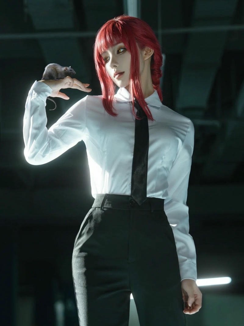 Hóa trang Makima thần thái mạnh mẽ ánh nhìn cuốn hút