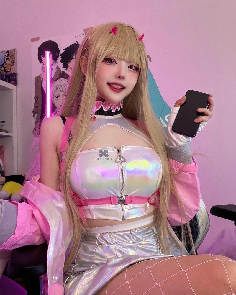 Hóa trang thành Hina mang nét mềm mại