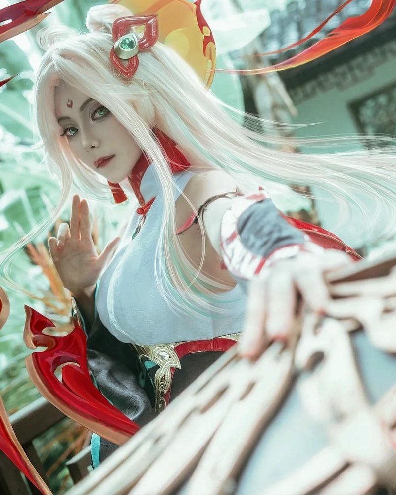Irelia cosplay ánh mắt sắc bén đầy sức hút