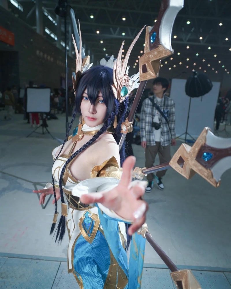 Irelia cosplay tạo dáng quyết đoán giàu thần sắc