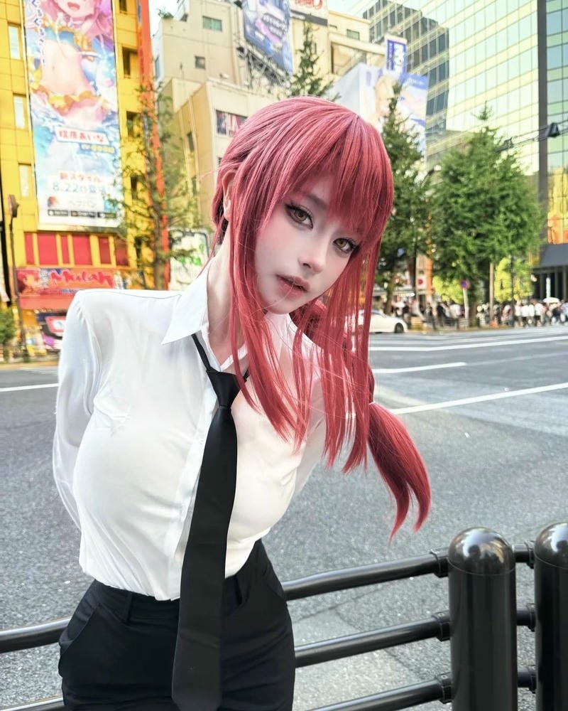 Makima cosplay ánh nhìn sắc lạnh đầy cuốn hút đặc biệt