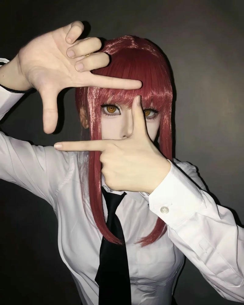 Makima cosplay biểu cảm lạnh lùng tạo nét đặc trưng riêng