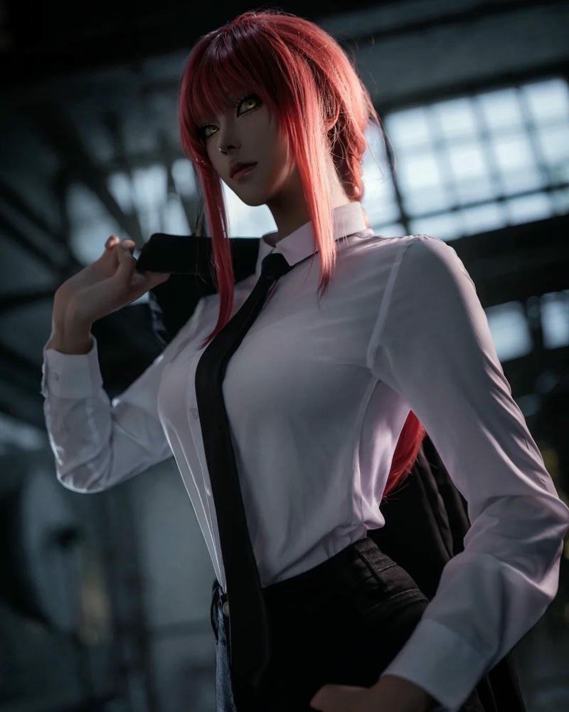 Makima cosplay biểu cảm trầm tĩnh mang nét bí ẩn