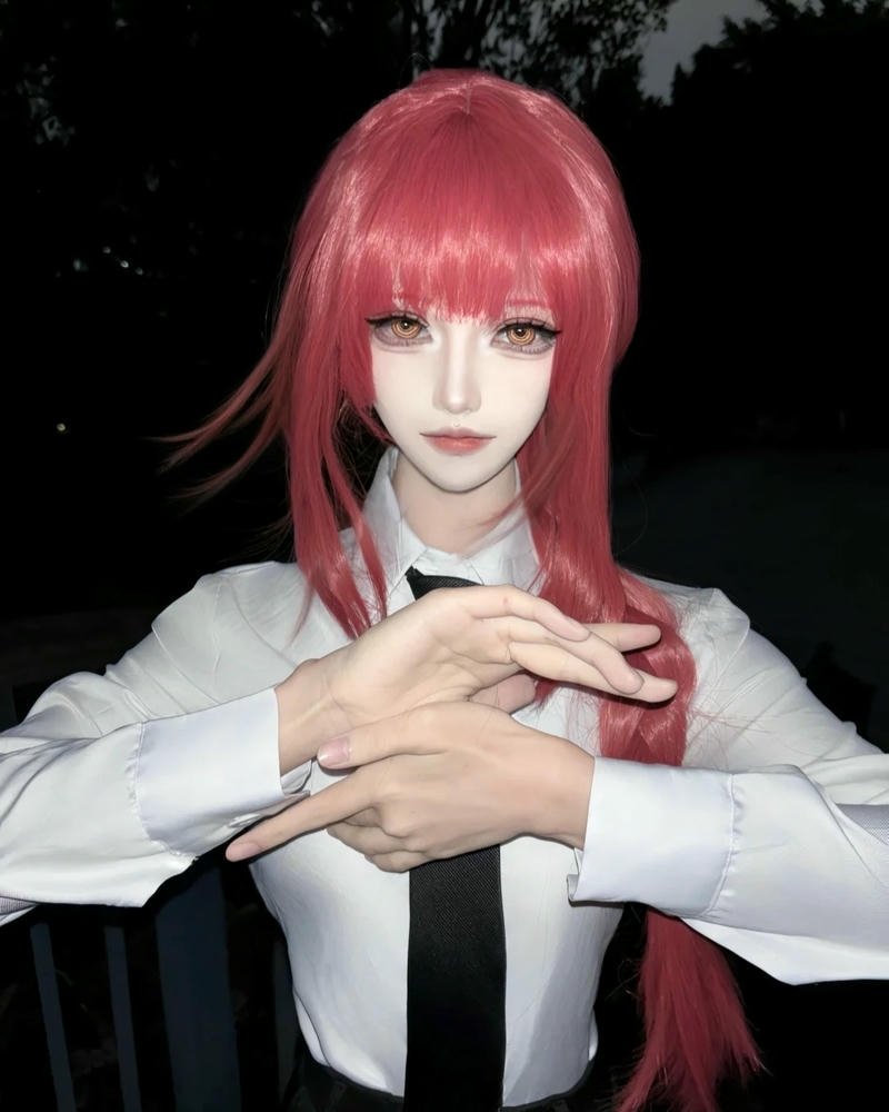 Makima cosplay biểu cảm tự nhiên nhưng vẫn đầy bí ẩn