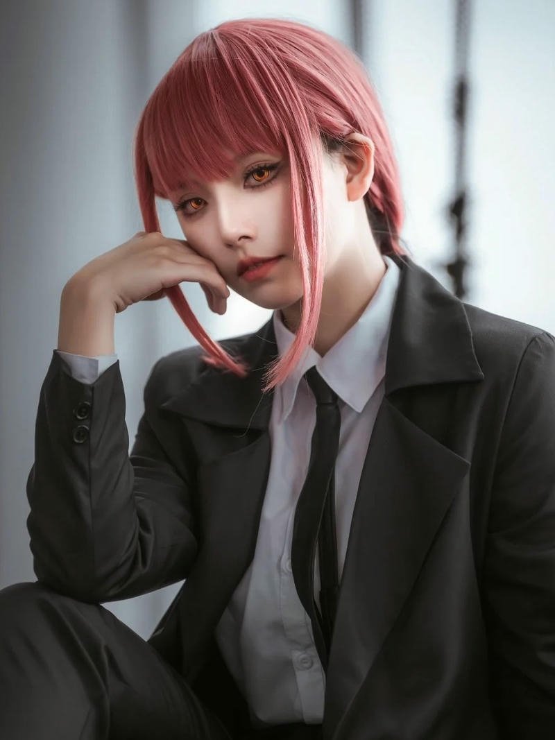 Makima cosplay diện outfit chuẩn phong cách nhân vật