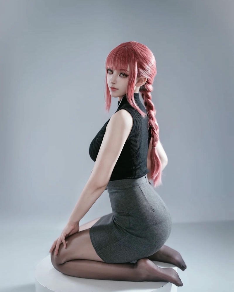 Makima cosplay phong cách tinh giản nhưng cực kỳ cuốn hút