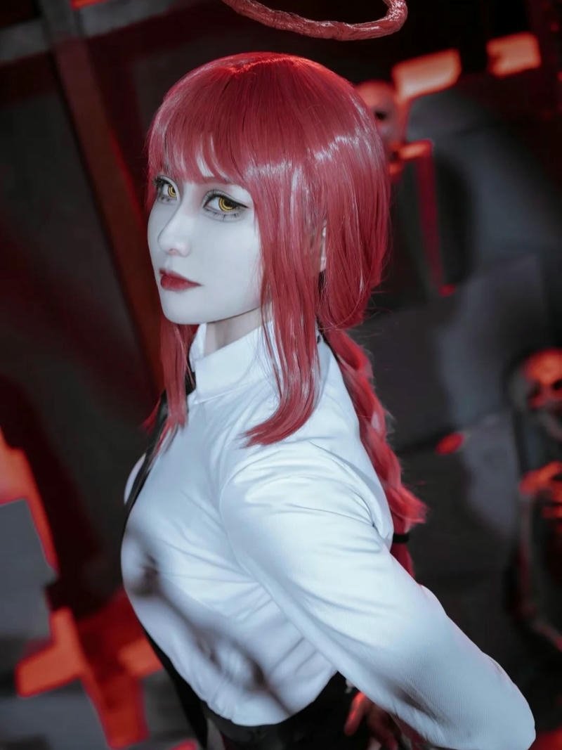 Makima cosplay tạo dáng thanh thoát phong cách nổi bật