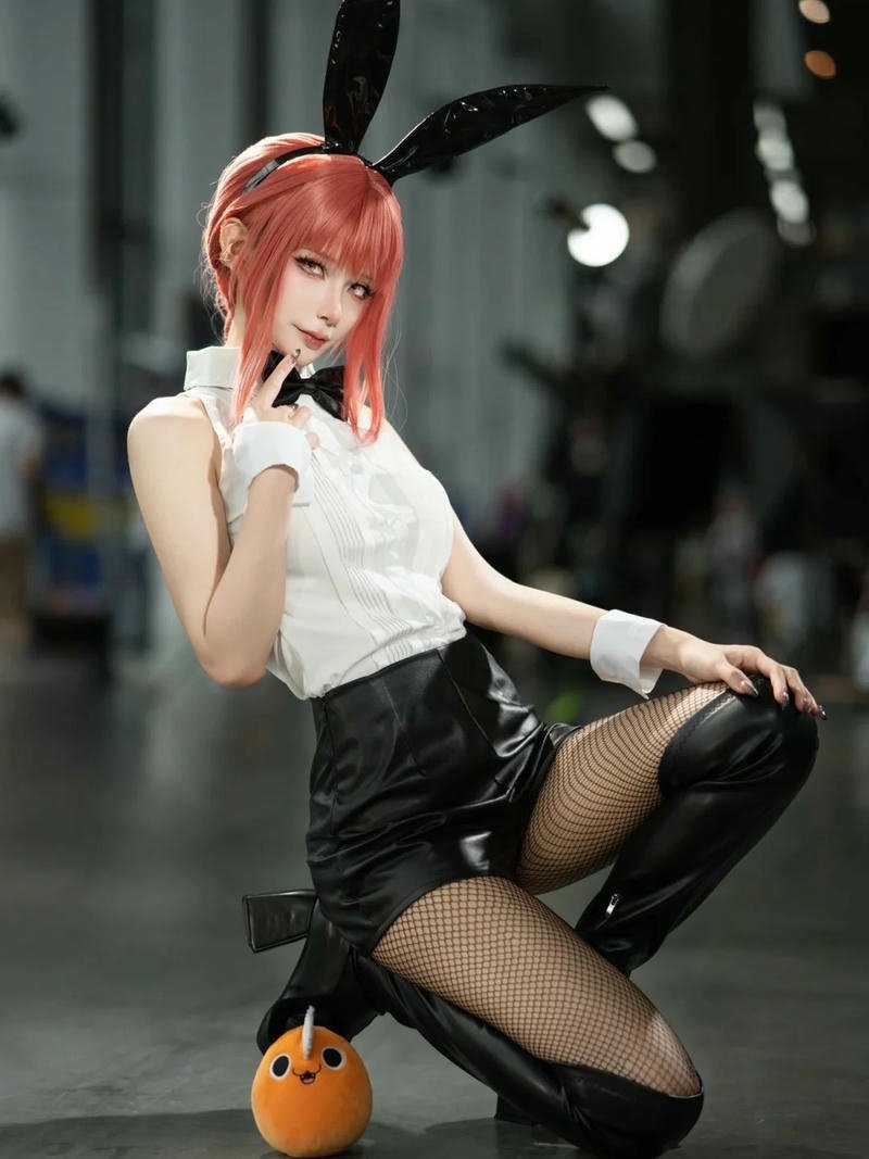 Makima cosplay tạo dáng tự nhiên phong cách ấn tượng