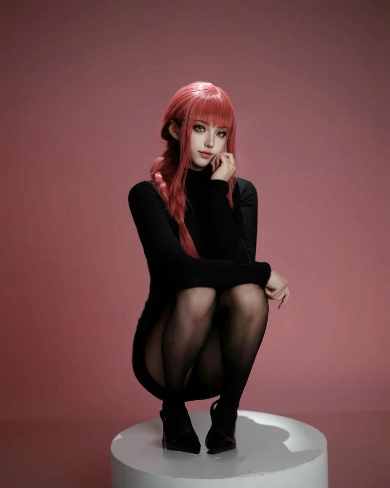 Makima cosplay thần thái lạnh lùng ánh nhìn đầy quyền lực