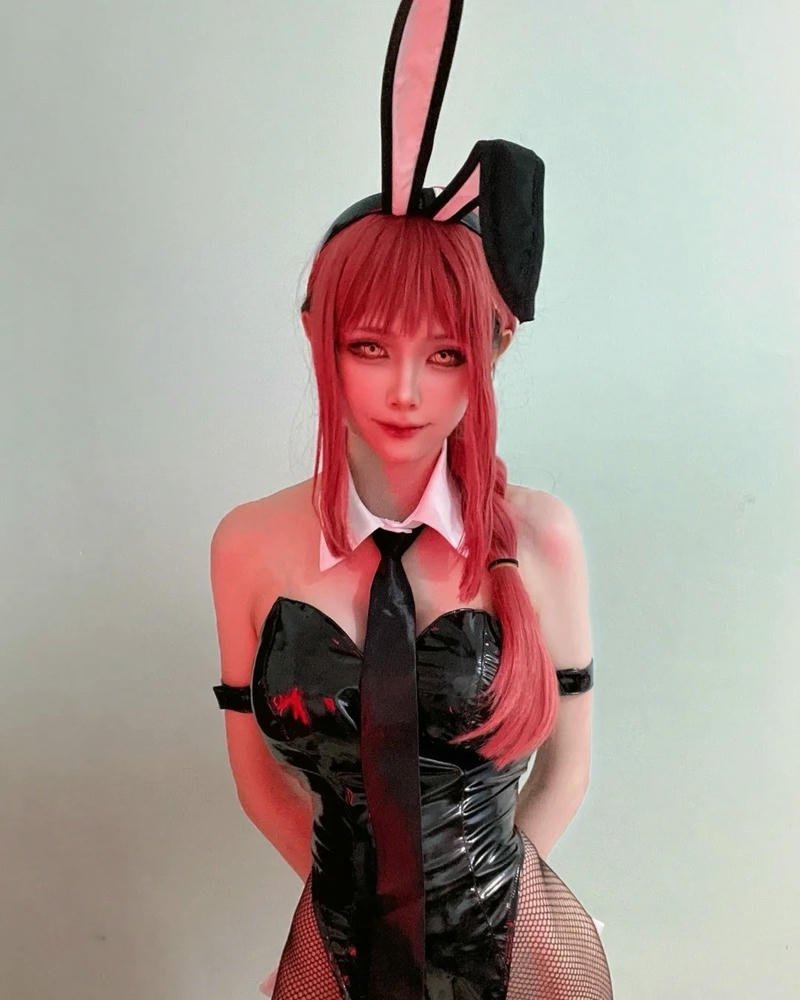 Makima cosplay thần thái tự tin ánh mắt đầy quyền lực