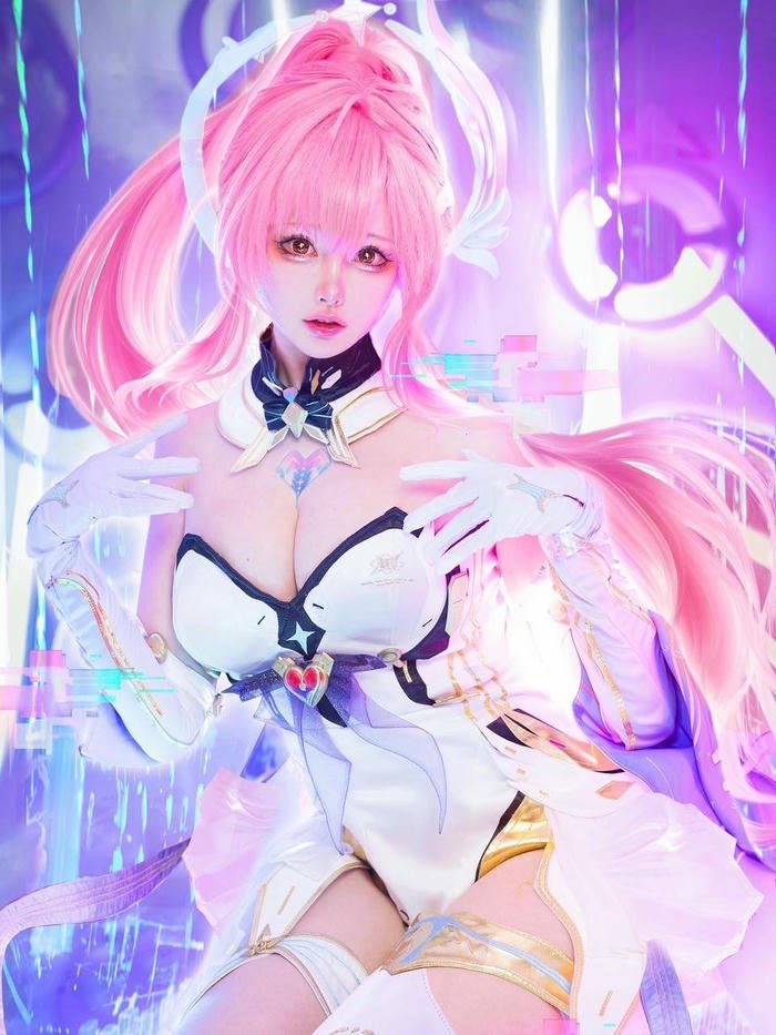 Mon cosplay thần sắc nổi bật giàu biểu đạt