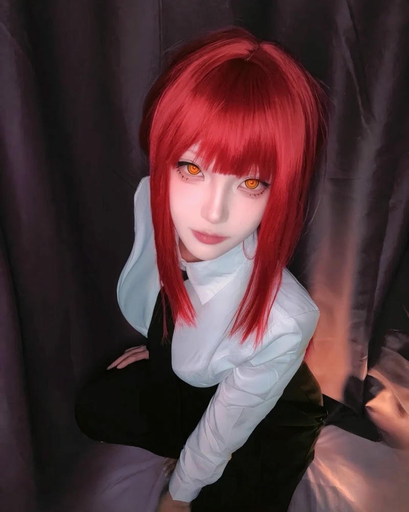 Nhân vật Makima cosplay biểu cảm sắc sảo đầy bí ẩn