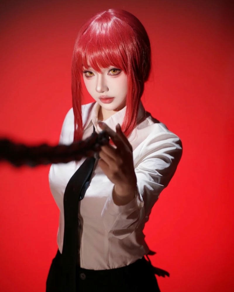 Nhân vật Makima hóa thân biểu cảm lạnh lùng đặc trưng